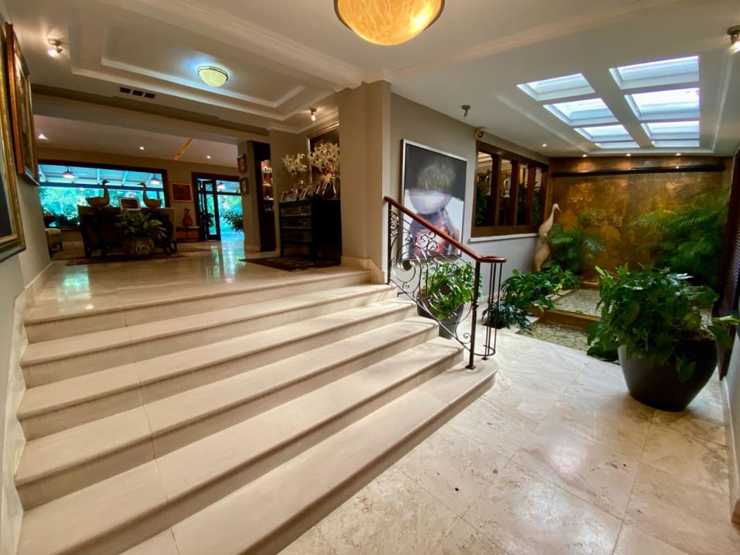 Luxury Single-Story Home with Pool in Altos del Golf