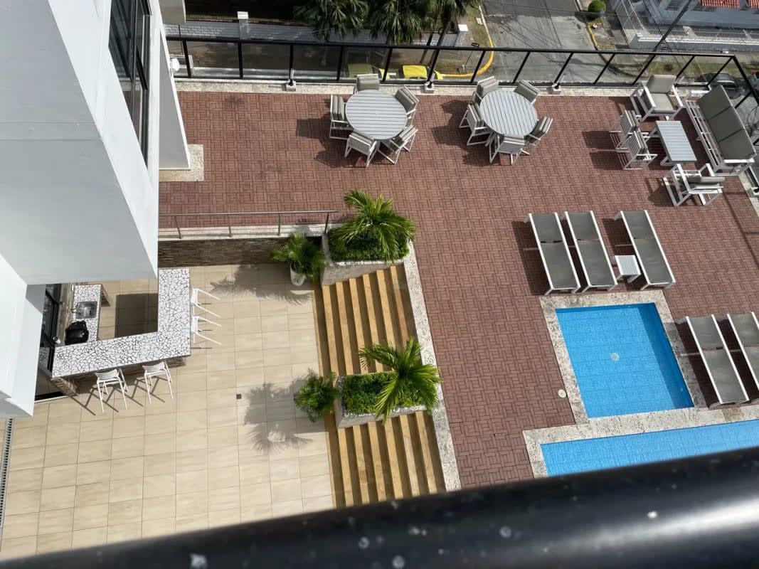Spacious kitchen with stove, white cabinets and tile backsplash in PH Balboa Bay La Exposición Panama City