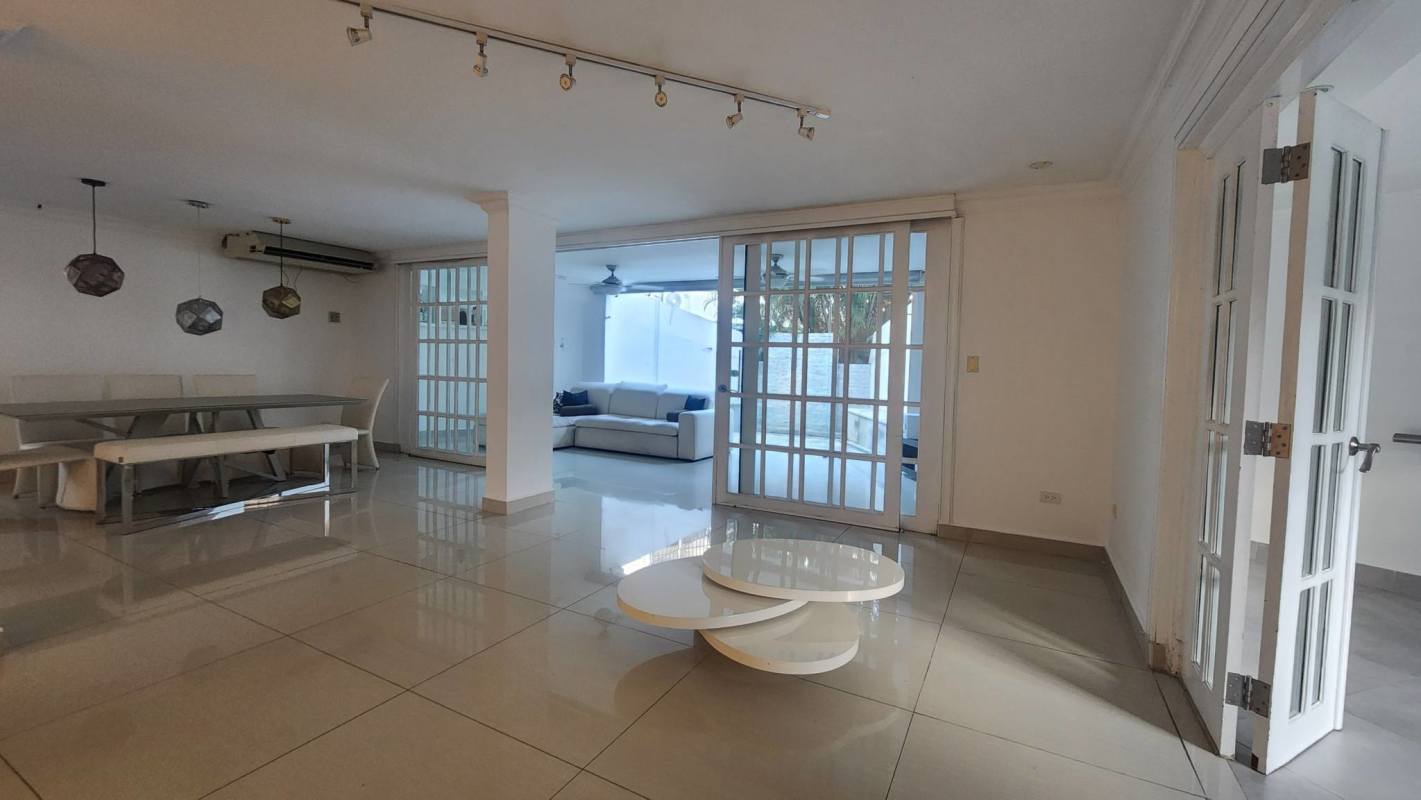 Premium bathroom with bathtub, double sink vanity and granite counters in Altos del Golf luxury villa Panama