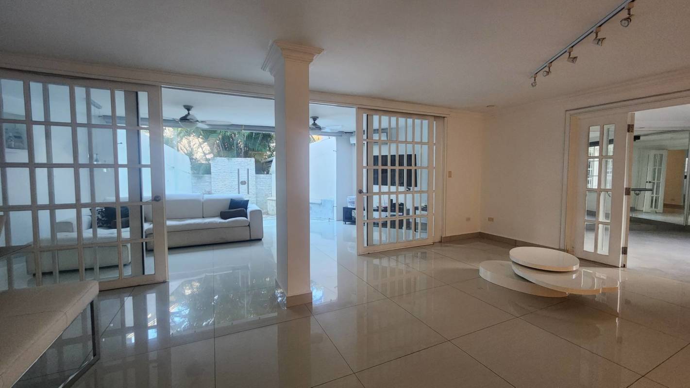 Luxury 3BR Villa with Pool & Garden in Altos del Golf