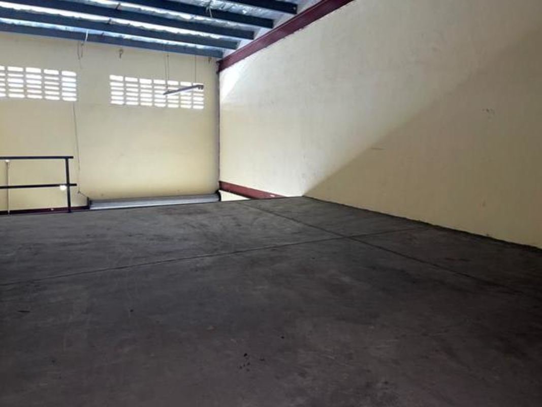 Commercial Warehouse 673m2 with Parking on Ave Domingo Díaz El Crisol