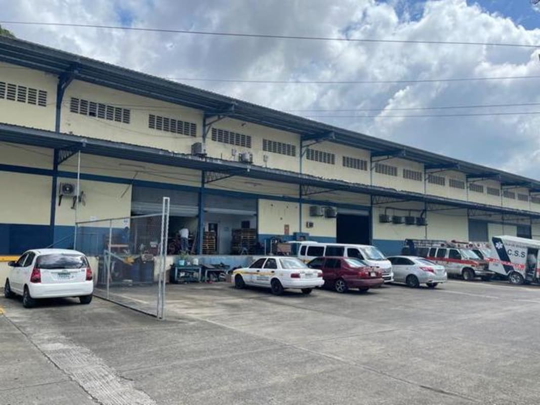 Industrial warehouse facade with parking area and multiple truck bays in El Crisol Panama