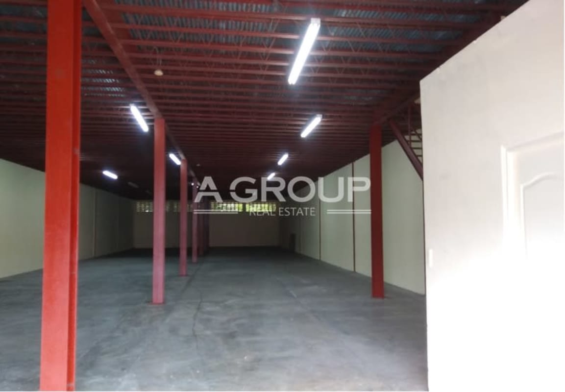 Large empty warehouse space concrete flooring exposed steel beams in El Crisol Panama