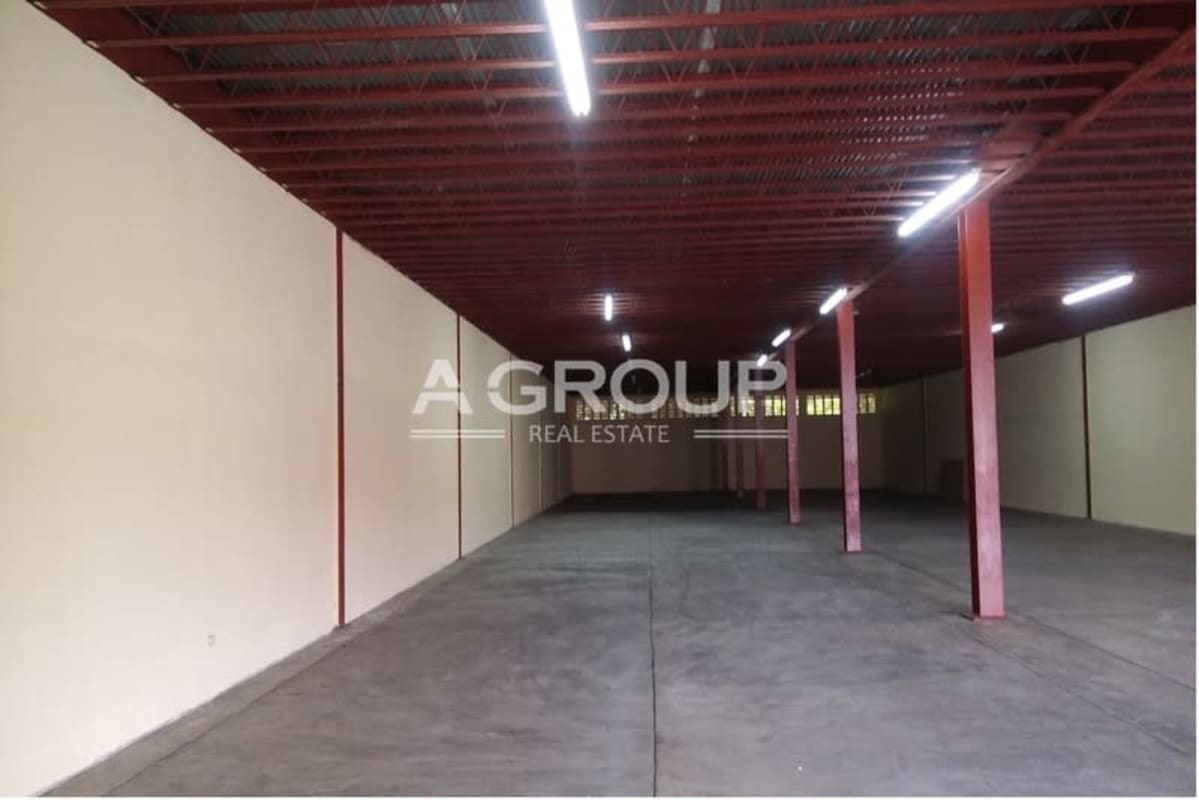 Industrial warehouse interior empty, concrete floor, tall ceilings in El Crisol Panama City