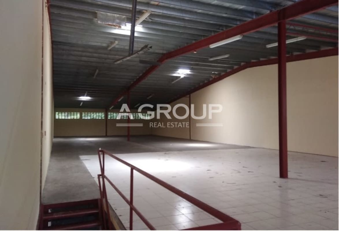 Empty warehouse interior with high ceilings, mezzanine office and steel beams El Crisol Panama