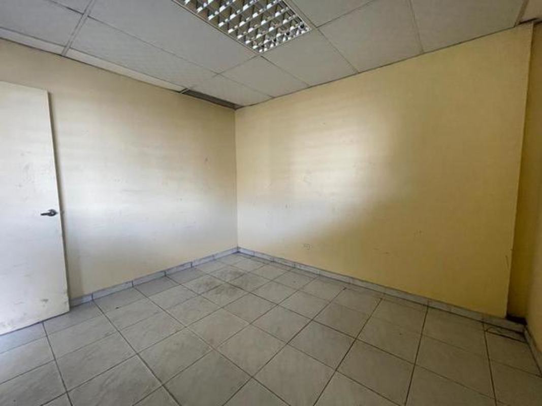 Warehouse with concrete floor, open layout, ventilation windows El Crisol Panama