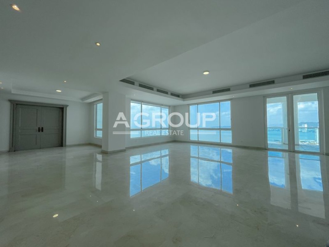 Luxurious master suite with oceanfront balcony, panoramic views and jacuzzi bath at PH Bella Mare