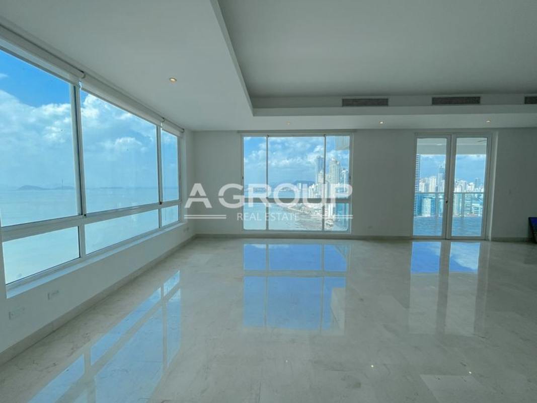 Spacious kitchen with granite counters, stainless appliances and large island at PH Bella Mare Panama