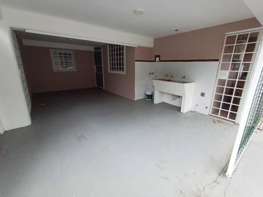 Traditional kitchen with tile backsplash and cabinetry in house for sale Albrook Panama