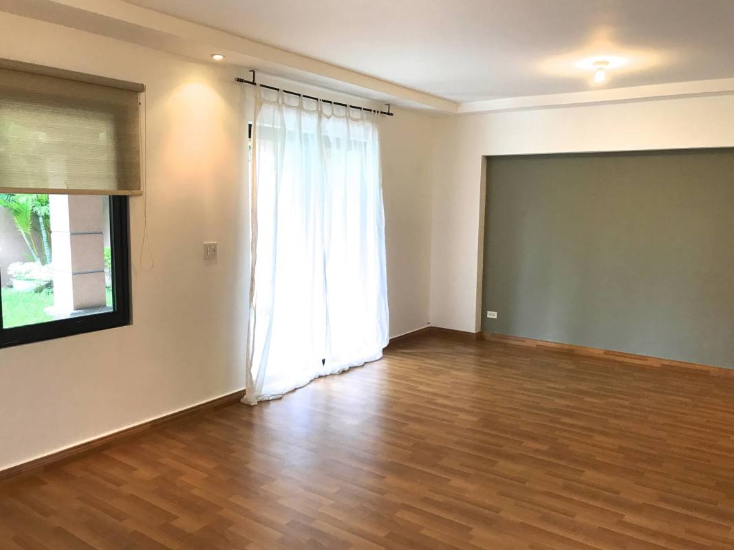 Backyard with covered terrace and garden at Versalles Costa Sur Panama