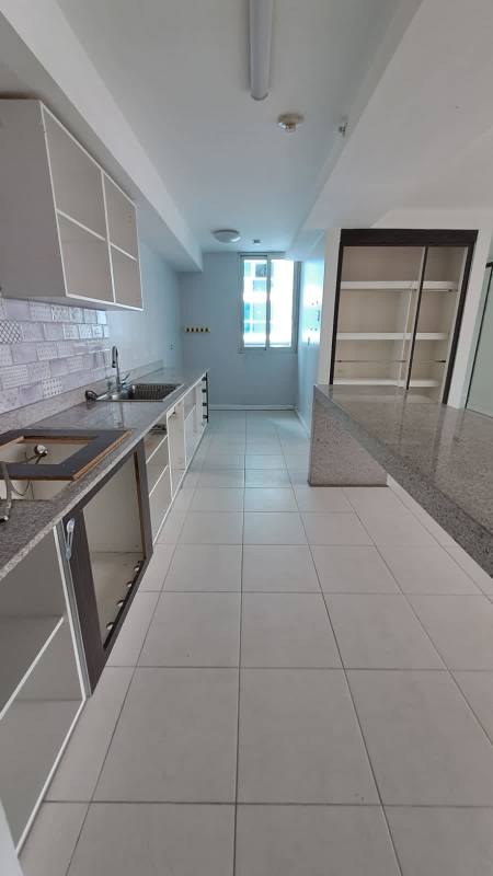 Rooftop social area with skyline view at PH Miró El Cangrejo Panama City