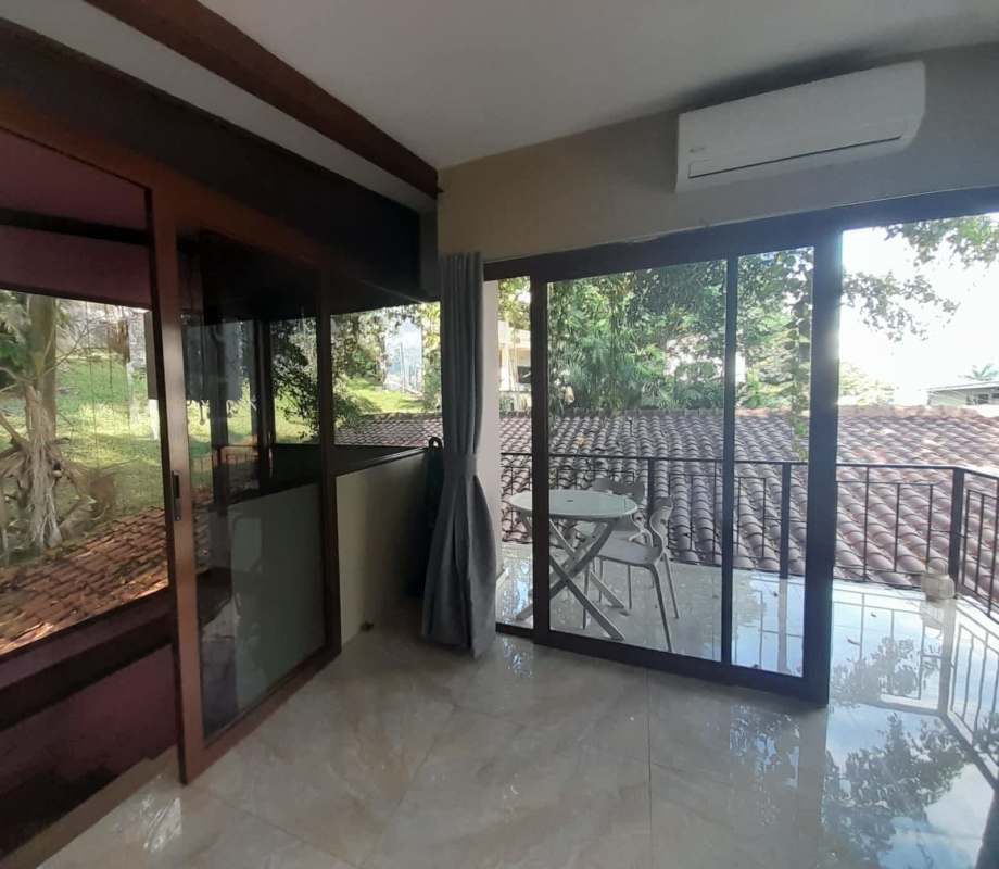 Indoor-outdoor balcony space overlooking greenery in La Cresta Panama