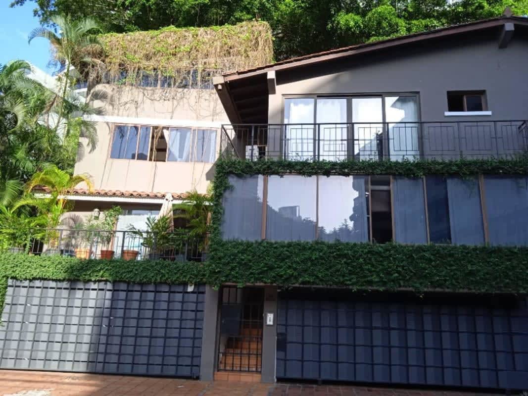 Studio apartment with bed, seating, balcony in La Cresta Panama City