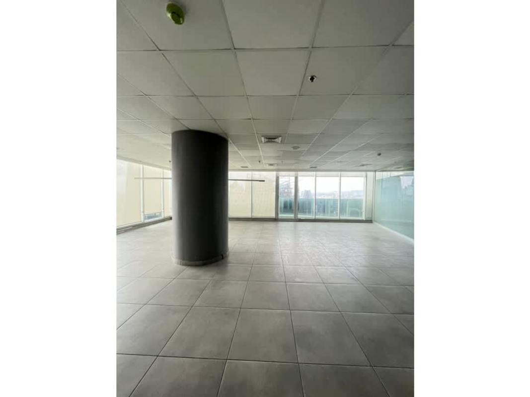 Bright open office with city skyline views in F&F Tower Panama