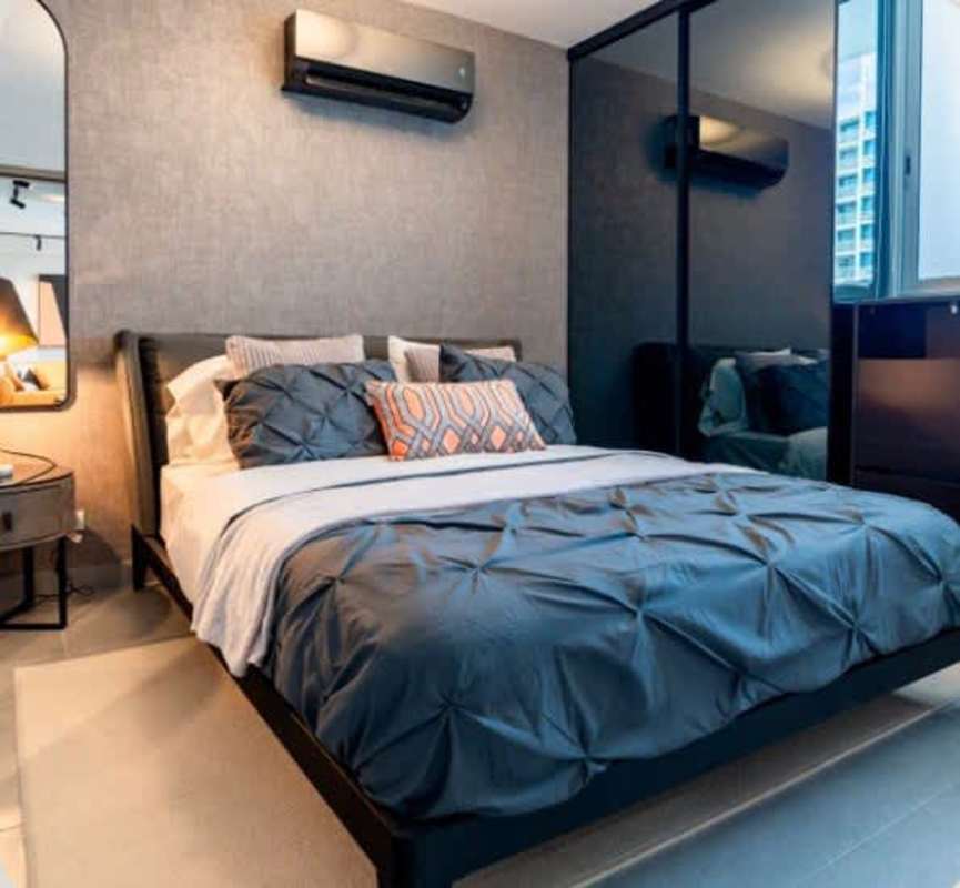 Spacious bedroom with large windows and closet PH Park Square Torre Rise