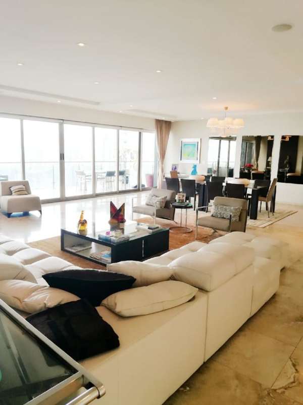 Contemporary kitchen with granite countertops, wood cabinets, stainless steel appliances PH Aqualina Panama