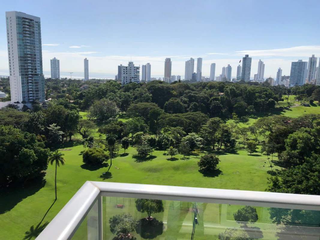 Bedroom with large window AC and built-in closet PH Residencias del Sol Panama