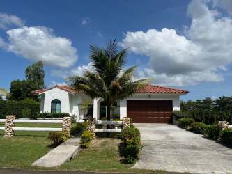 Bright open living room with porcelain floors, AC and granite kitchen in Hacienda Pacífica home for sale Panama