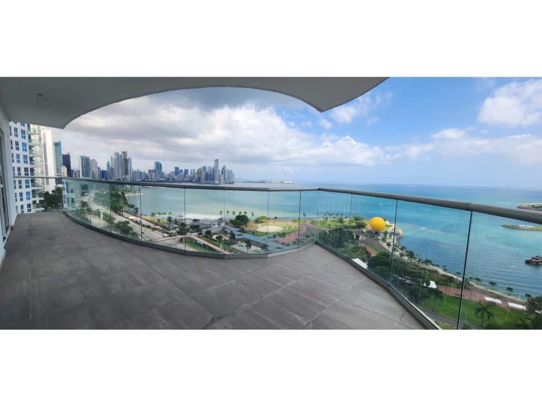 Bright living room with marble floors and floor-to-ceiling windows at The Sands Avenida Balboa Panama