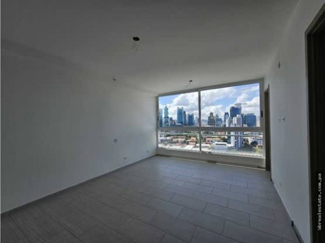 Infinity rooftop pool with skyline views at PH The Towers in San Francisco Panama