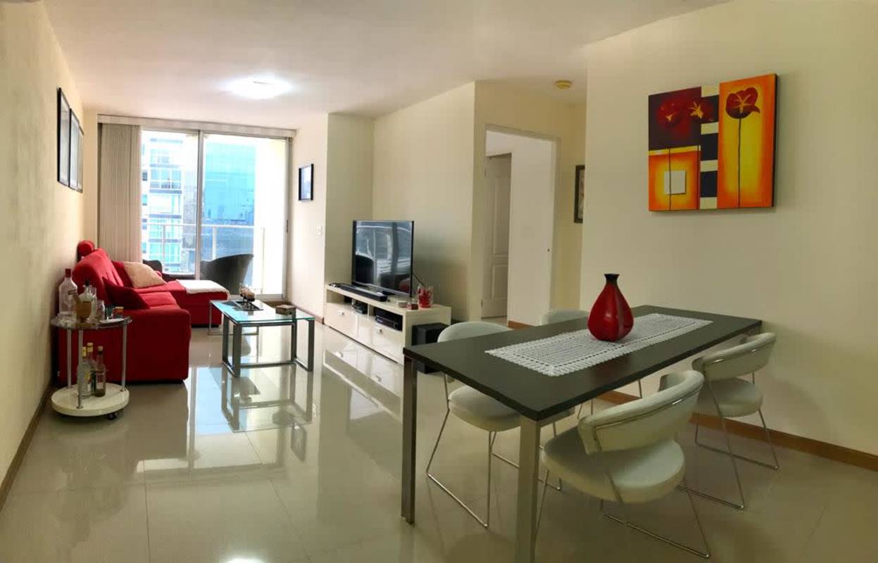 Dining area with black table, white chairs, granite kitchen PH Metric Via Brasil Panama