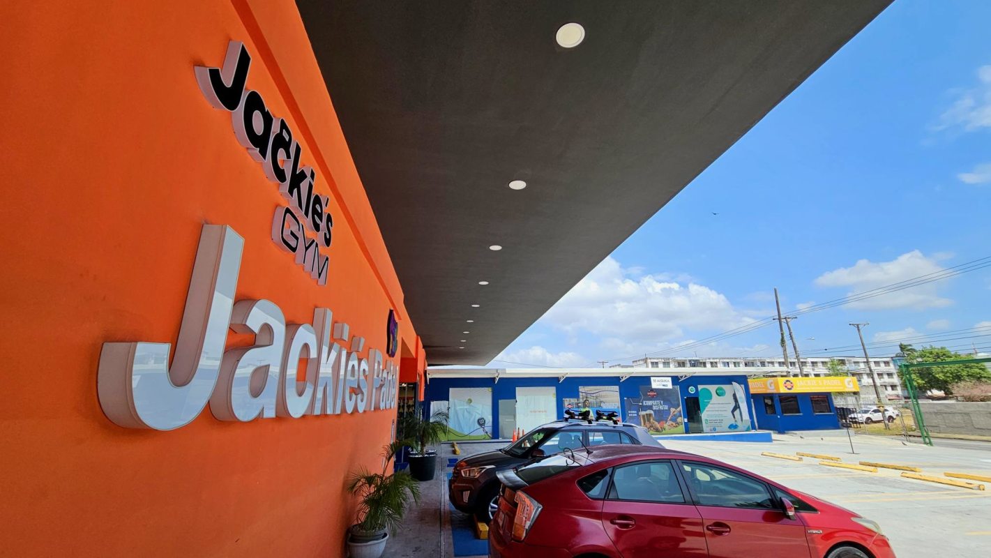 Entrance to Jackie's Padel sports and retail complex with ample parking in Chanis Panama City