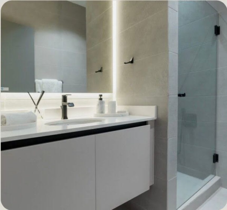 Contemporary bathroom with glass shower PH Park Square Tower Bloom Panama