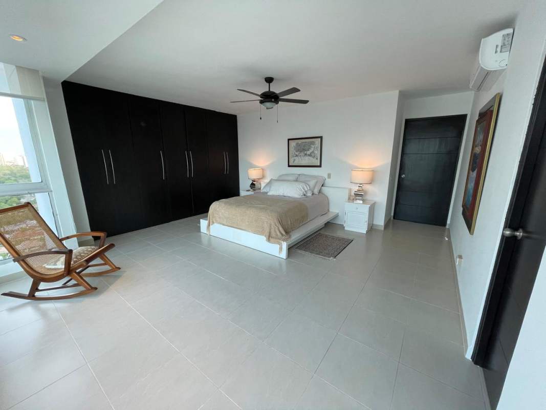 Large master bedroom with ocean views, built-in closets PH Veranda Coco del Mar Panama City