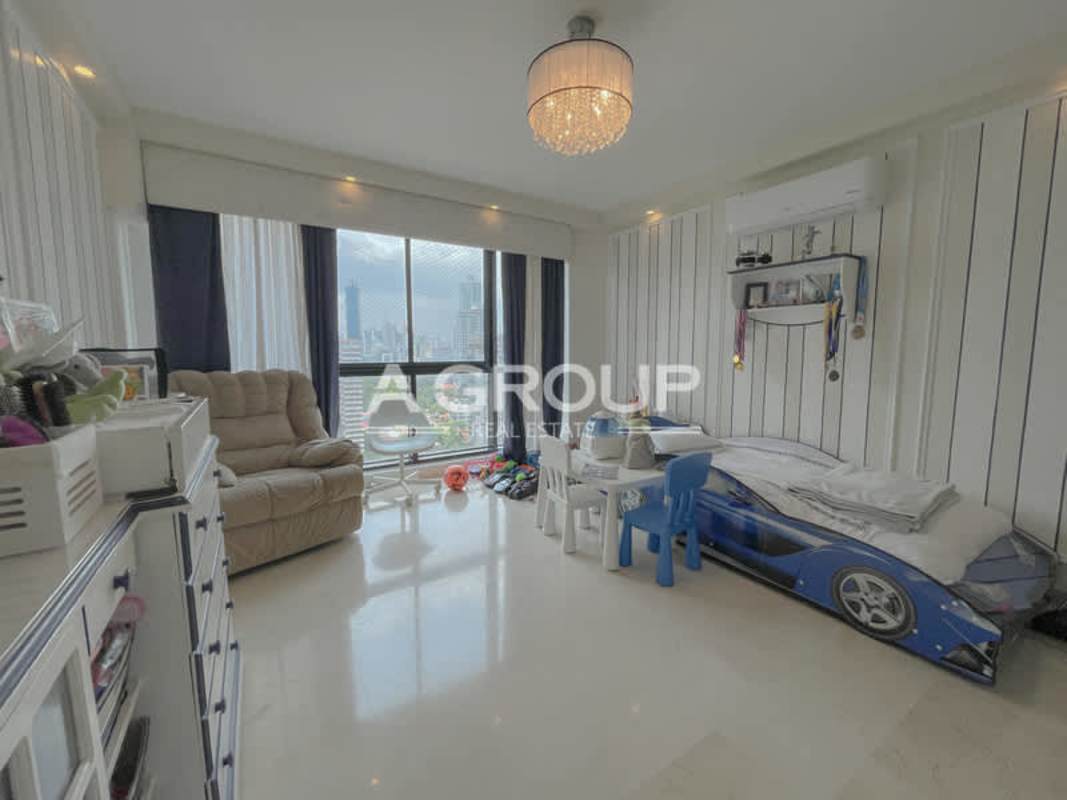 Master bathroom with marble counter, glass shower and jacuzzi tub PH Miramar Plaza Panama City