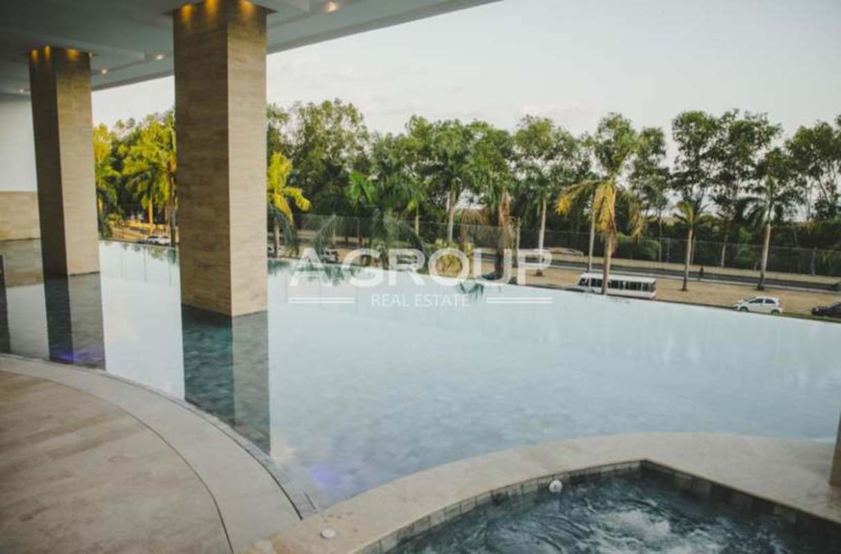 Luxury outdoor infinity pool and jacuzzi with palm views at PH Marea Costa del Este Panama