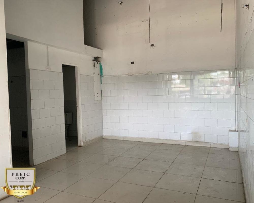 Empty kitchen space with tiled walls, high ceiling, utility room Plaza Trébol Pacora Panama