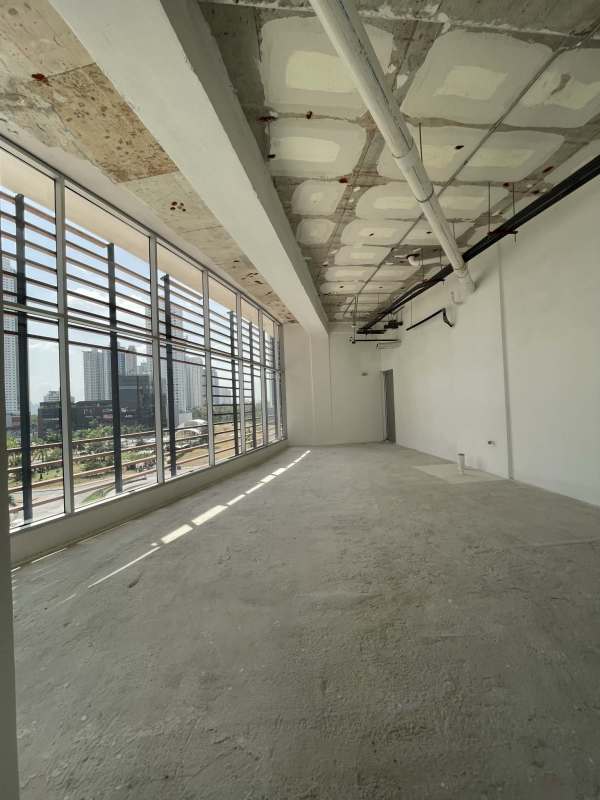Glass atrium lobby with natural light in PH Town Center Torre Palmeras Costa del Este Panama
