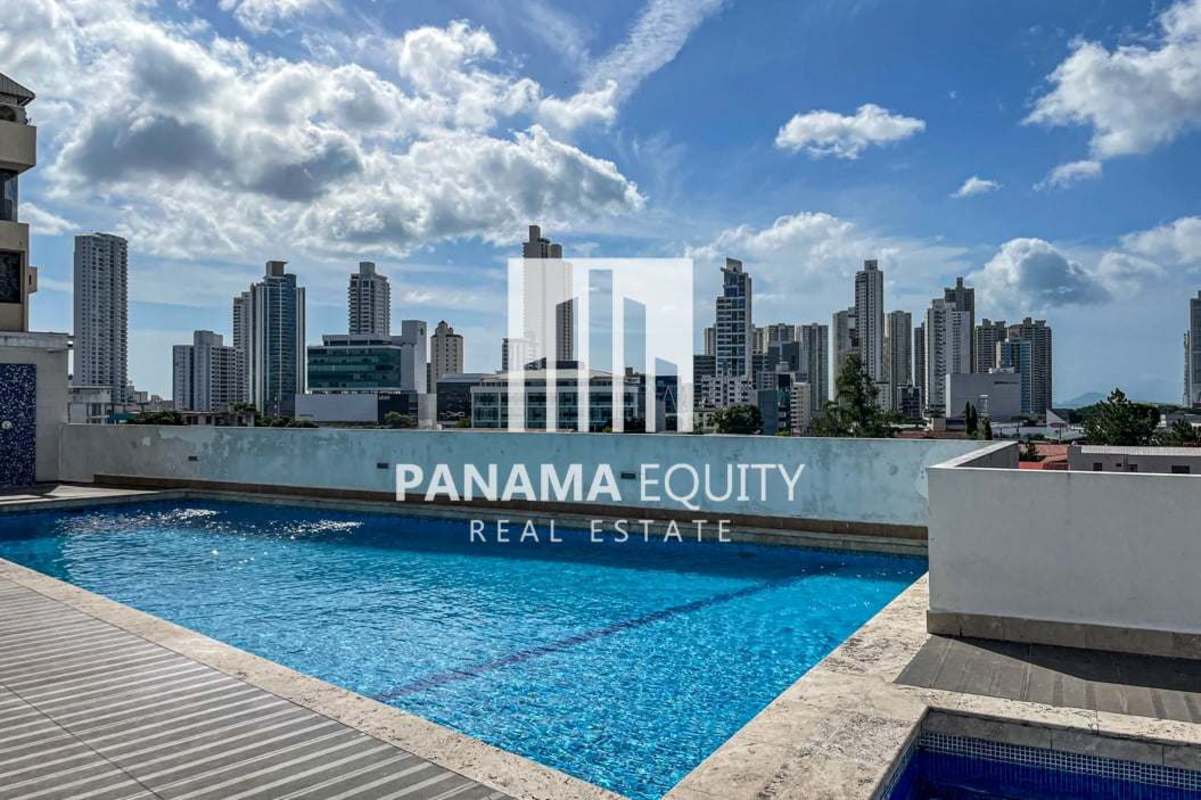 Infinity swimming pool with Panama City skyline views in Park Loft San Francisco tower