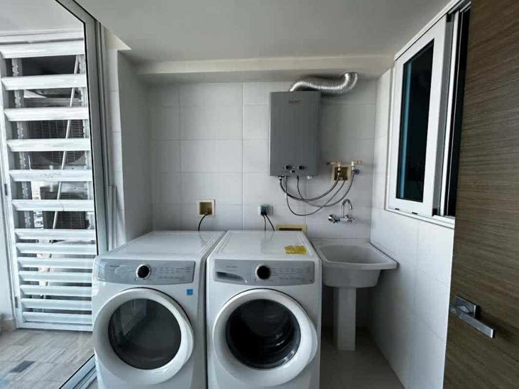 Contemporary bathroom with glass shower at PH The Regent Costa del Este