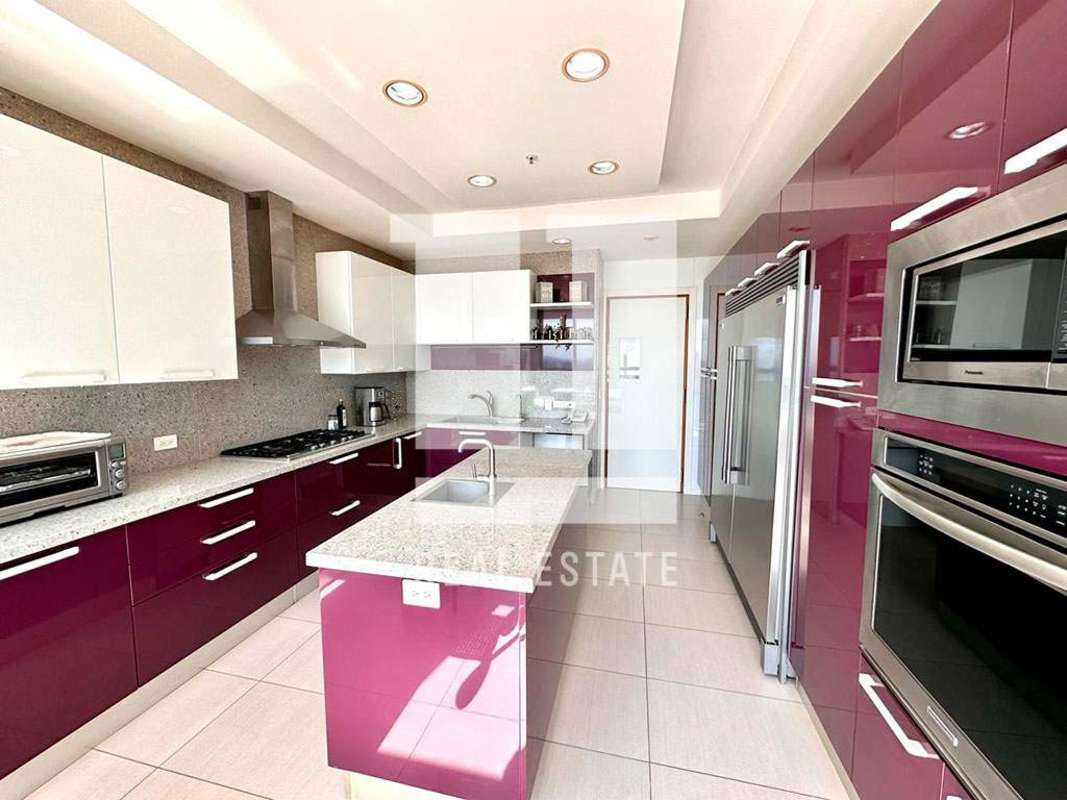 Gourmet kitchen with granite island countertops in PH Ocean Sky Coco del Mar Panama