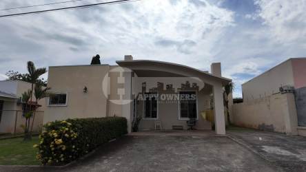 Single-story home front porch with arches and garden in Marbella Chitré