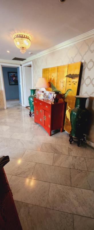 Large master bedroom with walk-in closet and bay view in PH Villa Marina Punta Paitilla