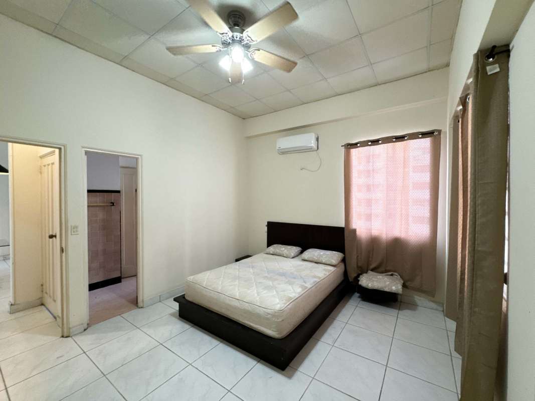 Spacious bedroom with ensuite bathroom, AC, ceiling fan, tiled floor in PH America Panama City