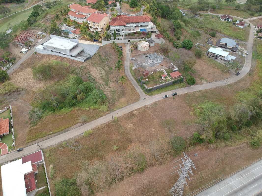Residential vacant land next to Club de Golf facilities and green surroundings Panama