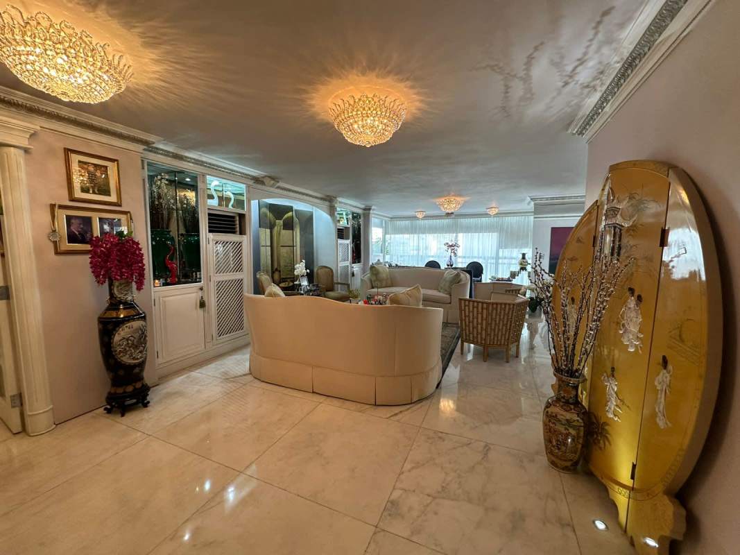 Elegant dining with mirrors and marble floors in PH Ritz Punta Paitilla