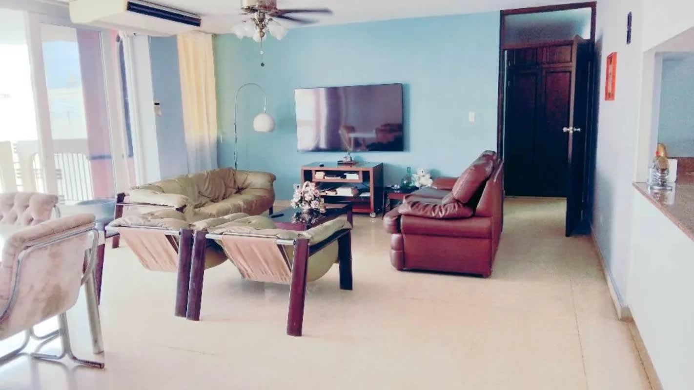 Spacious bedroom with built-in wardrobe and ceiling fan at PH Elege Panama