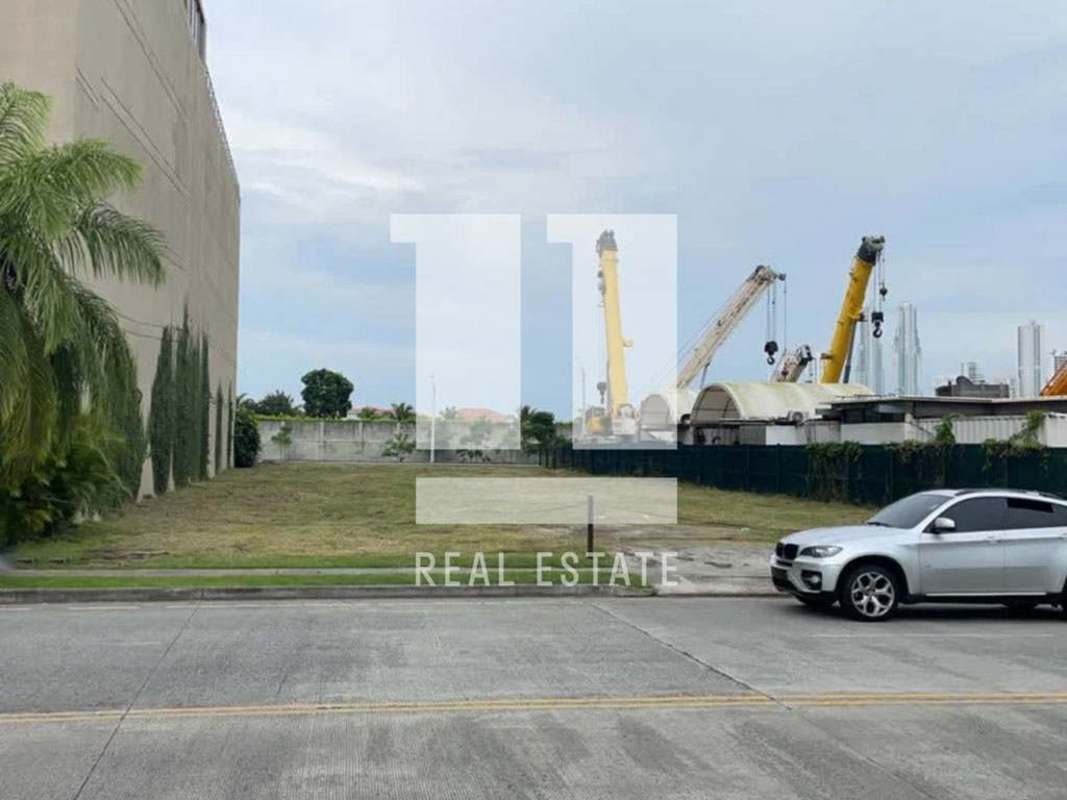 Vacant flat lot in premier Santa Maria Business District surrounded by new developments