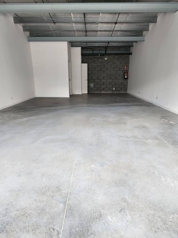 Spacious open plan showroom warehouse inside commercial plaza with concrete floor and metal ceiling Panama