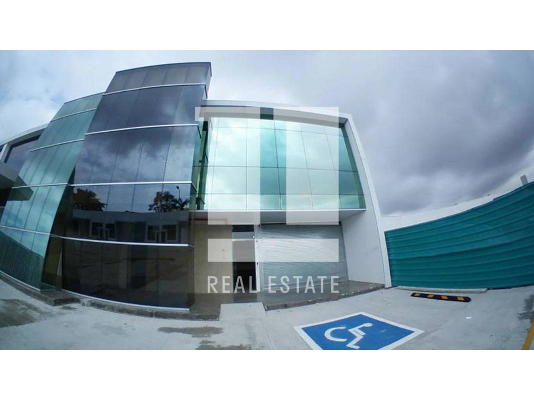 Warehouse with steel electric rolling door and front parking at Panama Viejo Business Center