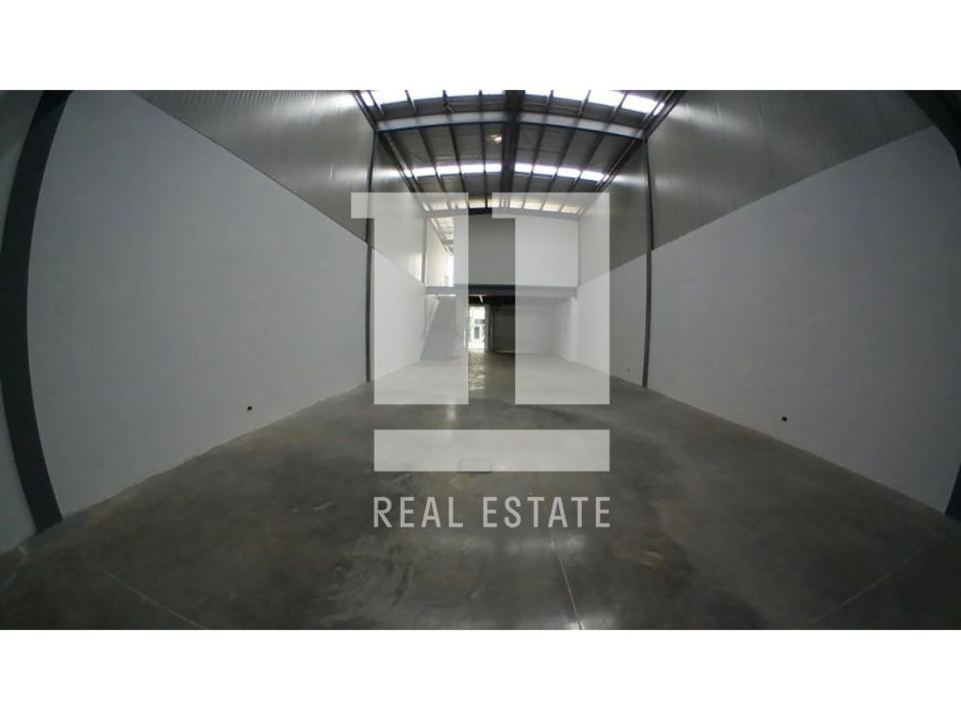 Mezzanine glass office above open warehouse floor in Panama Viejo Business Center