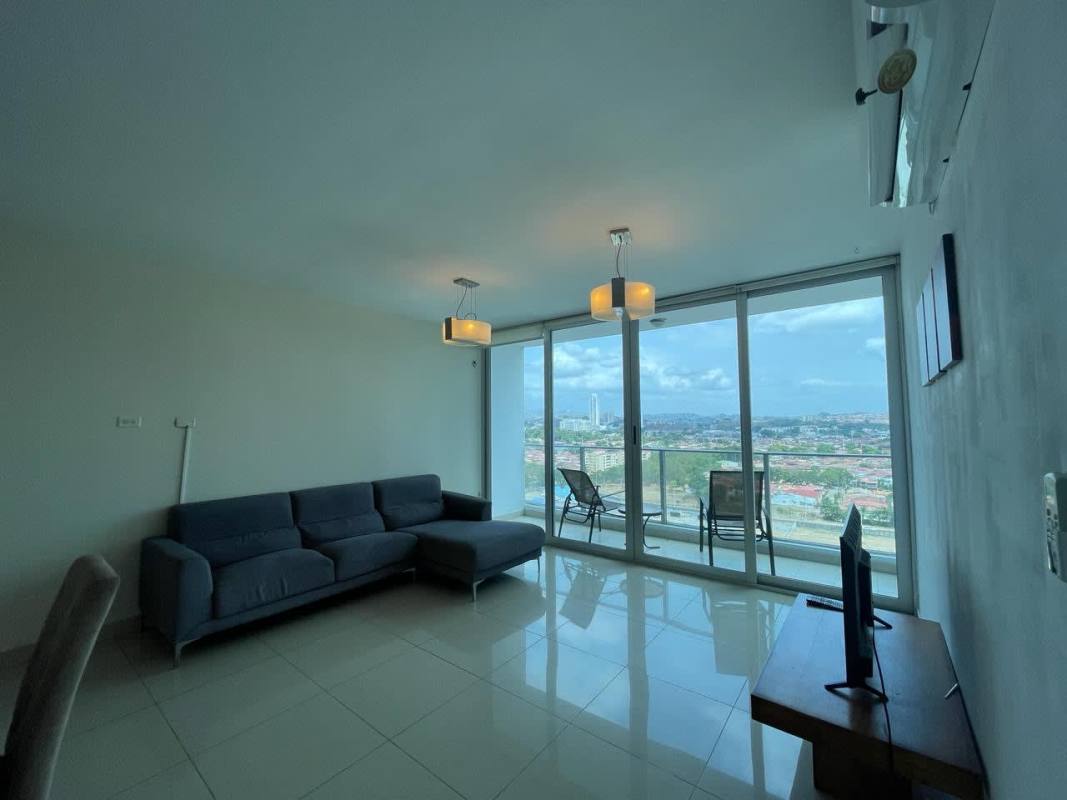 Master bedroom with ensuite bathroom and walk-in closet in PH Top Towers Costa del Este