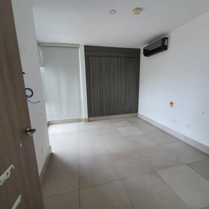 Master bedroom with large windows and skyline view PH Luxor 300 El Cangrejo Panama