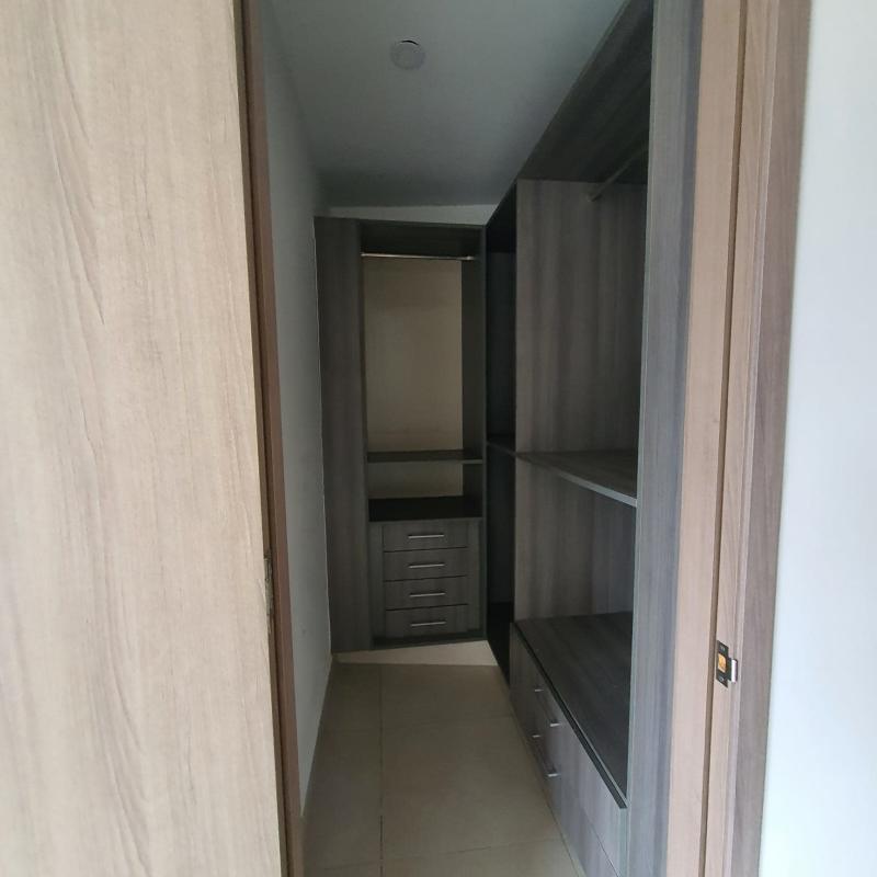 Walk-in closet with built-in shelves PH Luxor 300 El Cangrejo Panama