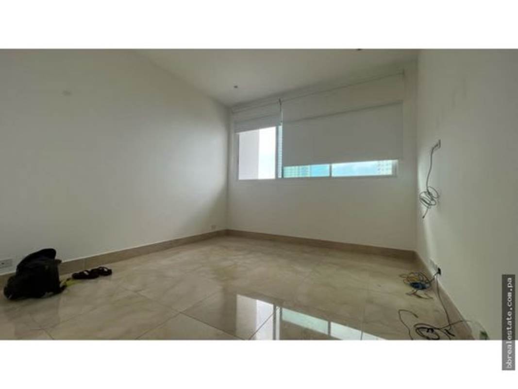 Bright bedroom with marble tile, large window and city view in PH Aria Panama