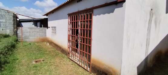 Backyard with grass, retaining wall and covered porch Cluster Los Castaños Panama